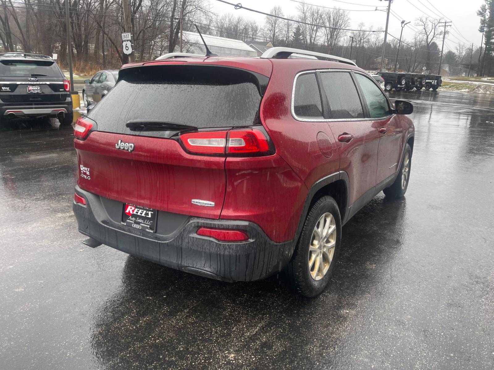 2014 Red /Black Jeep Cherokee Latitude 4WD (1C4PJMCB7EW) with an 2.4L I4 DOHC 16V engine, 9-Speed Automatic transmission, located at 11115 Chardon Rd. , Chardon, OH, 44024, (440) 214-9705, 41.580246, -81.241943 - This 2014 Jeep Cherokee Latitude with 4WD and the 2.4L engine paired with a 9-speed automatic transmission offers a blend of off-road capability and on-road comfort. The Active Drive I system enhances stability and traction in various conditions, while the LED daytime running lights and LED tail lig - Photo #7